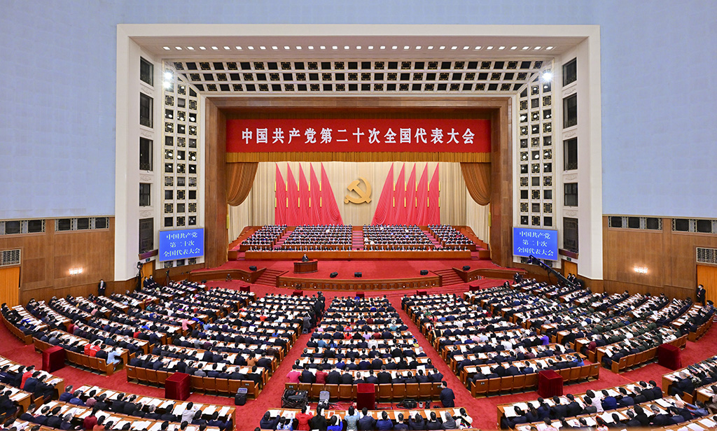 10月16日，中国共产党第二十次全国代表大会在北京人民大会堂开幕。习近平代表第十九届中央委员会向大会作报告。新华社记者 岳月伟 摄.jpg